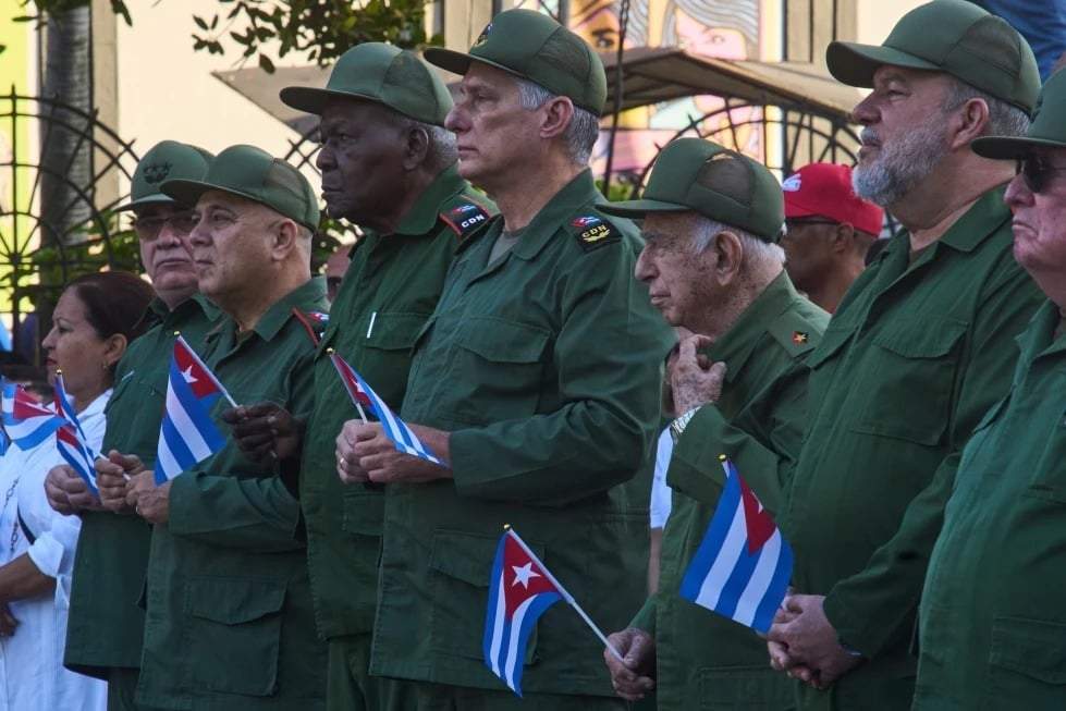 El presidente cubano Miguel Díaz-Canel, en el centro, asiste a una celebración conmemorativa del 65 aniversario de la proclamación que declara socialista la Revolución Cubana, en La Habana, Cuba, el jueves 16 de abril de 2026.