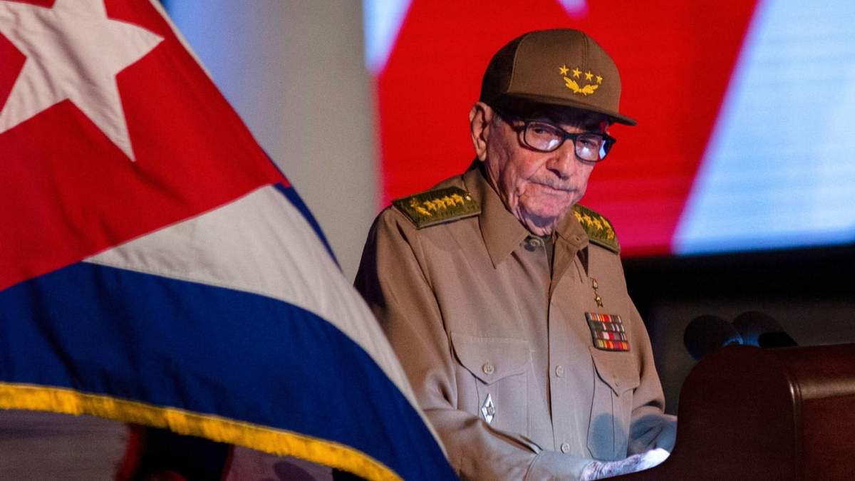 El expresidente cubano Raúl Castro observa la bandera cubana durante su discurso en el acto de celebración del 65to aniversario del triunfo de la revolución en Santiago de Cuba, el 1 de enero de 2024