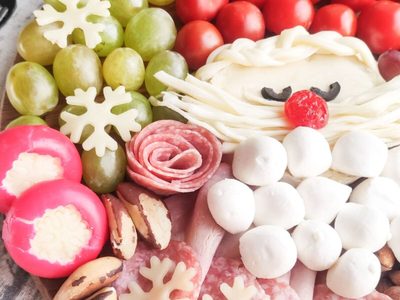 Charcuterie dulce navideña: la tabla roja y blanca que es furor esta Navidad