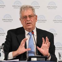 El gobierno negocia con el FMI la aprobación de la última revisión del acuerdo