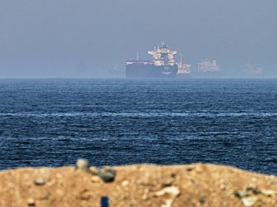 Países de la OPEP+ acuerdan alza de producción mientras Irán mantiene control del estrecho de Ormuz