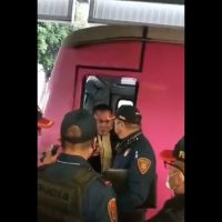 Conductor ebrio en la Línea 2 del Metro es reportado por usuarios y detenido por policías (Videos)