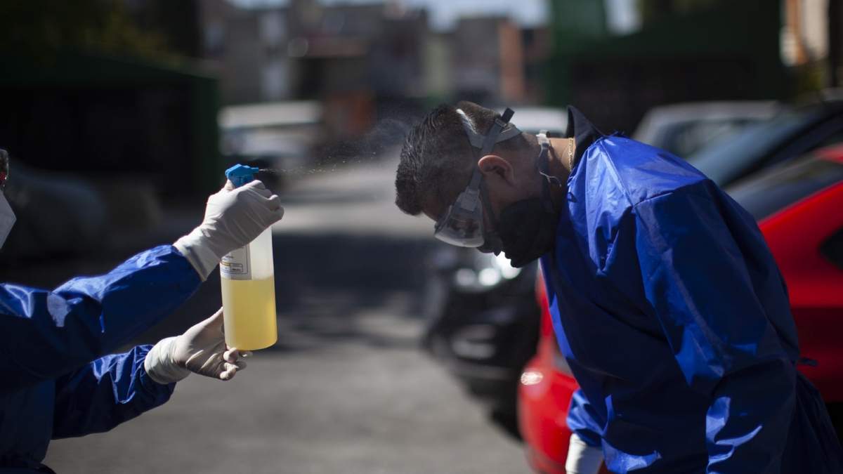 Sanitización de paramédicos en Iztapalapa