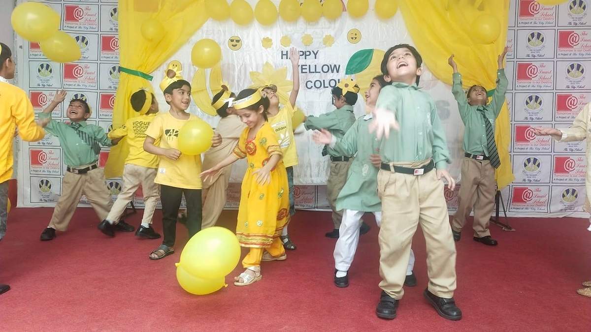 Celebración del Yellow Day en una escuela en Pakistán