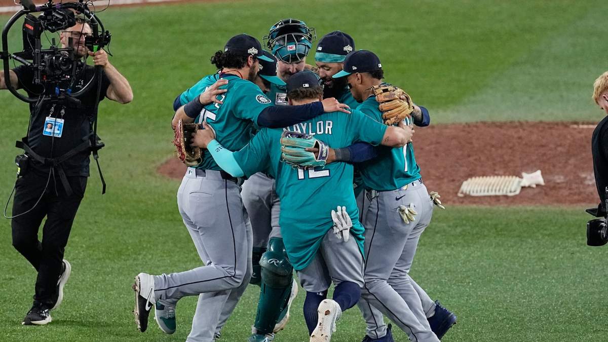 Los Marineros de Seattle celebran tras ganar el Juego 1 de la Serie de Campeonato de la Liga Americana