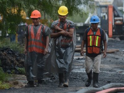 Familiares de mineros alegan presiones de Protección Civil para suspender rescate en Coahuila