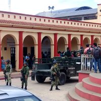 Policías frenan a campesinos en su intento por llevarse retenido a síndico de Simojovel