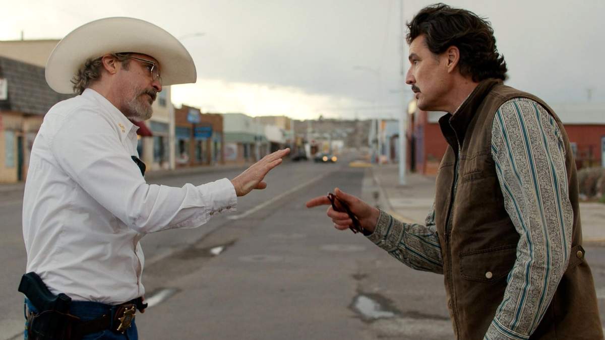 Joaquin Phoenix y Pedro Pascal en una escena de “Eddington”, de Ari Aster