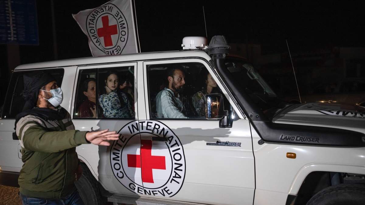 Vehículo de la Cruz Roja en el que viajan israelíes liberados por Hamás