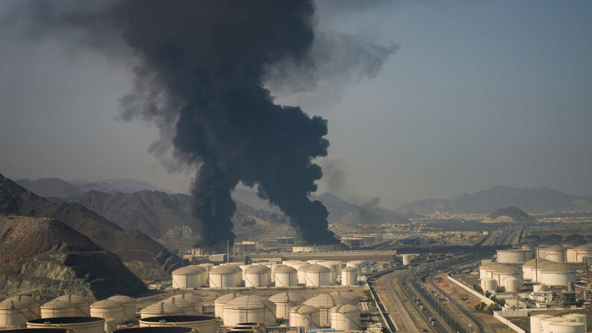 Fuego y columnas se alzan de una instalación petrolera en Fujairah, Emiratos Árabes Unidos, el sábado 14 de marzo de 2026