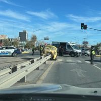 Fuerte triple choque en la avenida Mosconi: un auto quedó incrustado en el guardarrail