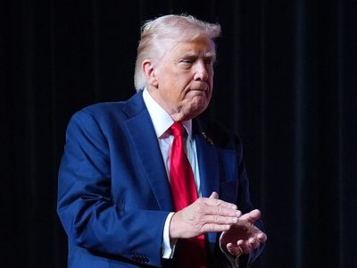 Trump ordena usar “todos los fondos disponibles” para pagar a tropas pese al cierre de gobierno