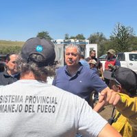 Figueroa visitó a los combatientes del incendio en Valle Magdalena