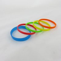 Si tenés pulseras viejas o rotas, no las tires: con un poco de hilo y cinta creá estos portavelas estilo hindú