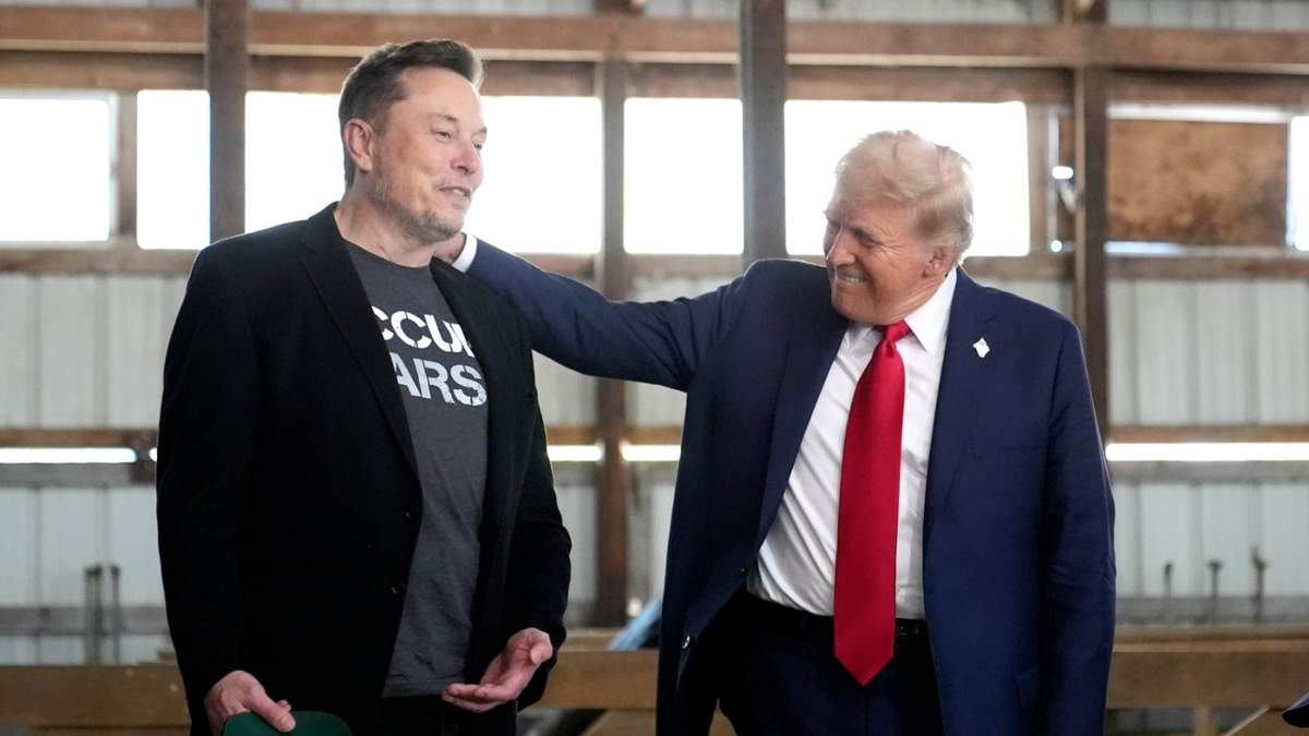 El CEO de Tesla y SpaceX, Elon Musk, izquierda, y el entonces candidato presidencial republicano y expresidente, Donald Trump, asisten a un evento de campaña en el Butler Farm Show, el 5 de octubre de 2024, en Butler, Pensilvania - jpg