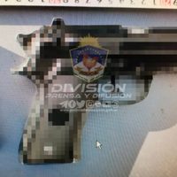 Se movilizaban por la ciudad de Neuquén con un arma de fuego, municiones y droga