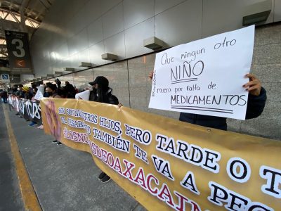 Familiares de pacientes con cáncer protestan en la Terminal 1 del AICM