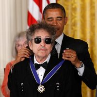 Felicita Obama a Bob Dylan tras ganar el Nobel de Literatura 2016