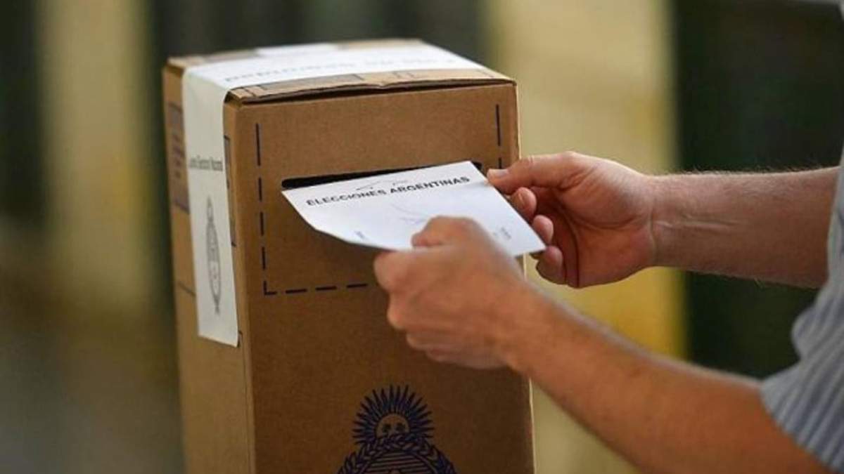 Una persona emite un voto. Fuente: (Twitter)