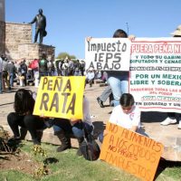 Frente al Congreso estatal, michoacanos repudian políticas federales