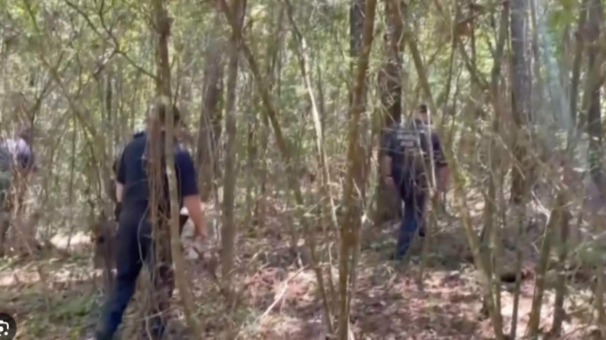Policías realizan una búsqueda en una zona boscosa de Jackson, Mississippi, luego que una mujer de Luisiana fue hallada asesinada en su hogar y sus dos hijas fueron raptadas