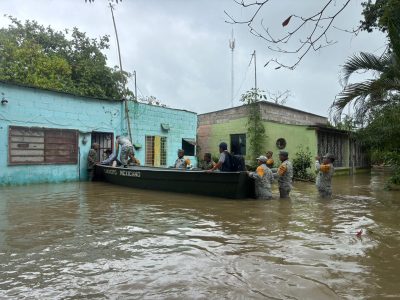 Lluvias del frente frío 30 desbordan ríos y activan Plan DN-III-E en Teapa, Tabasco
