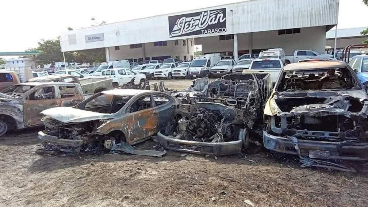 Quema de vehículos en una empresa automotriz ubicada en la autopista Villahermosa-Cárdenas, Tabasco