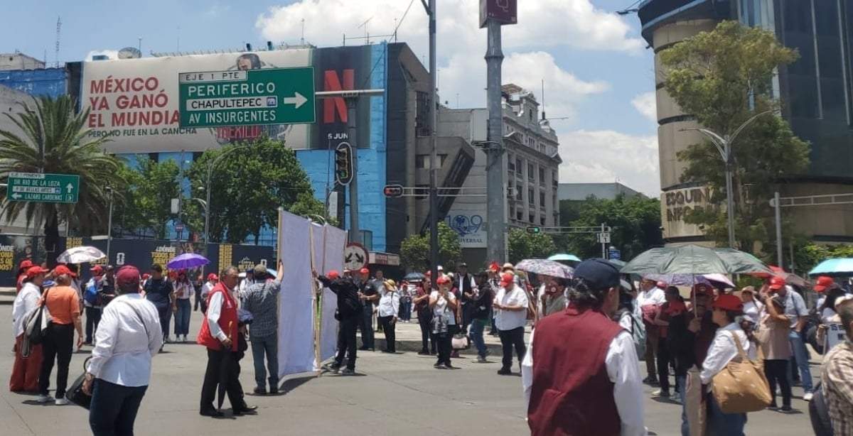 El bloqueo de la avenida Paseo de la Reforma, frente a las instalaciones de la Lotería Nacional