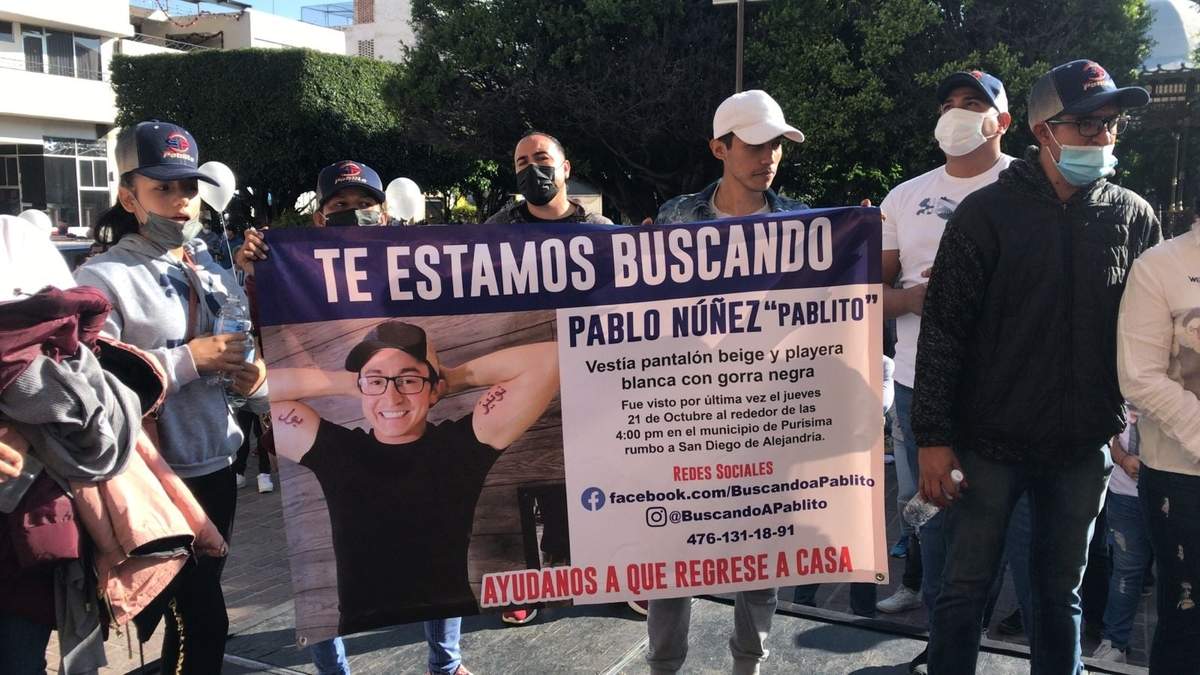 Manifestantes con una pancarta que muestra a Pablo Núñez, desaparecido el jueves 21