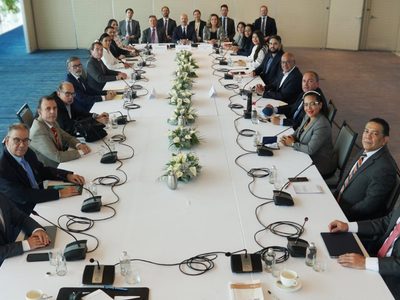 Delegaciones del gobierno venezolano y de la Plataforma Unitaria pactan dos "acuerdos parciales"