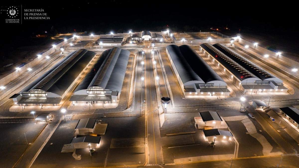 Centro de Confinamiento del Terrorismo. Megaprisión