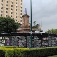 Exigen a Sheinbaum mantener antimonumenta de Mujeres que Luchan en la glorieta de Colón