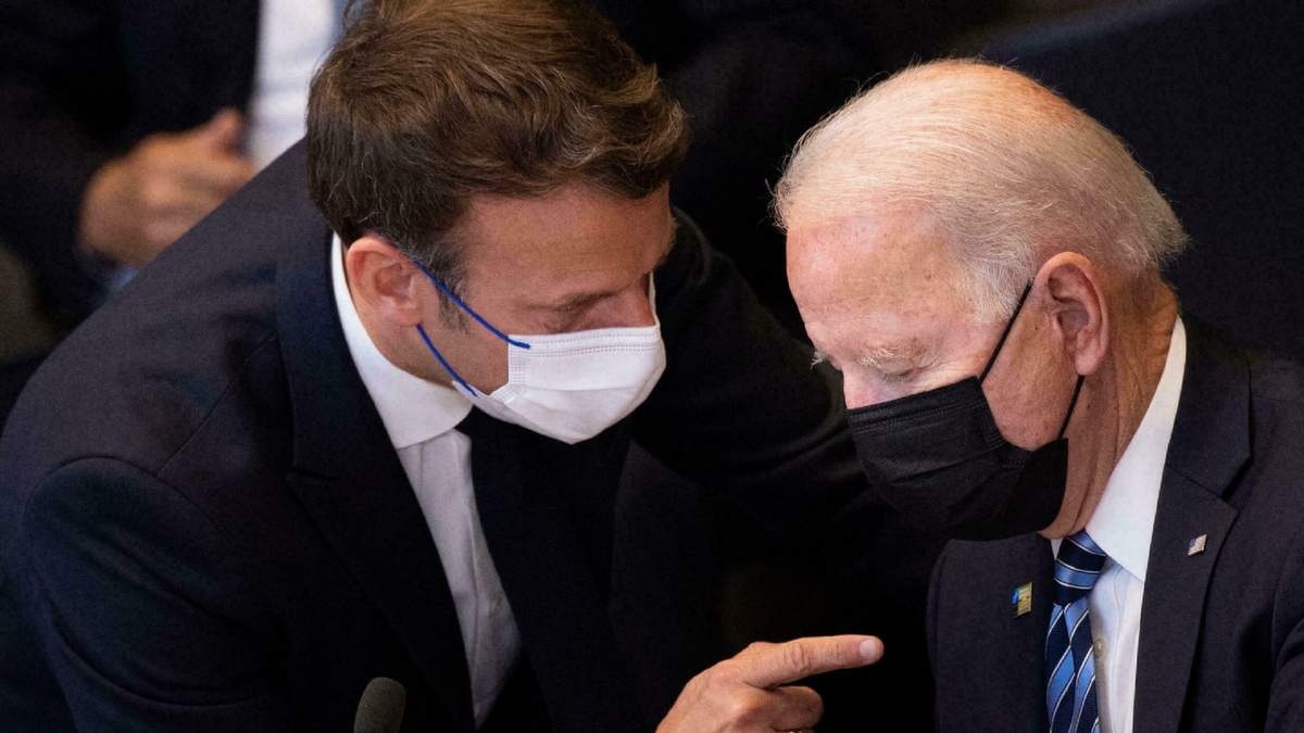 El presidente de Francia, Emmanuel Macron, y su par estadounidense, Joe Biden. Fuente: (Twitter)
