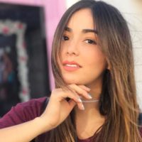 ¡Encendida! Caeli desprende los botones de su camisa y… ¡Es el cielo!