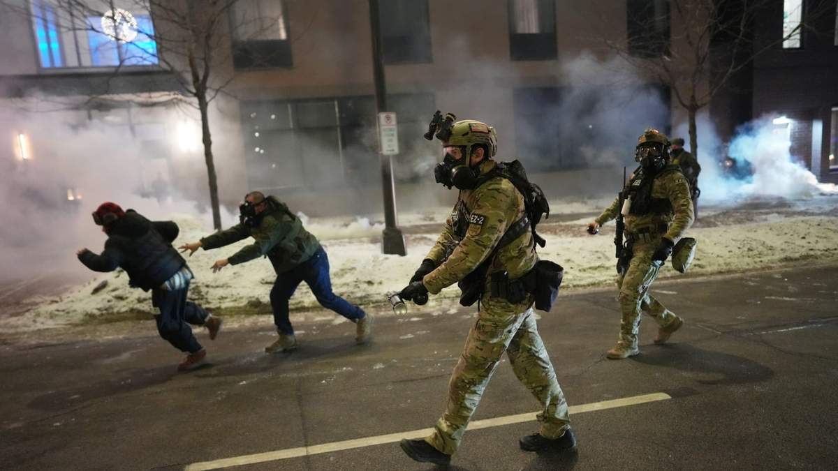 Agentes federales usan gases lacrimógenos para dispersar a manifestantes durante una protesta el domingo en Minneapolis