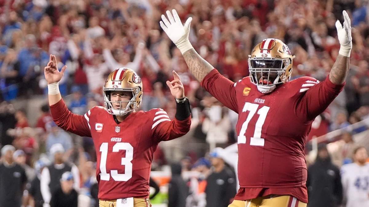 El quarterback Brock Purdy y el tacle ofensivo Trent Williams celebran el tuochdown de Elijah Mitchell