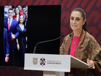 "Dime con quién te juntas..." Sheinbaum exhibe imagen de Sandra Cuevas junto a "Alito" Moreno