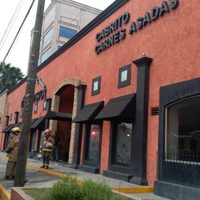 Comando incendia restaurante en Monterrey