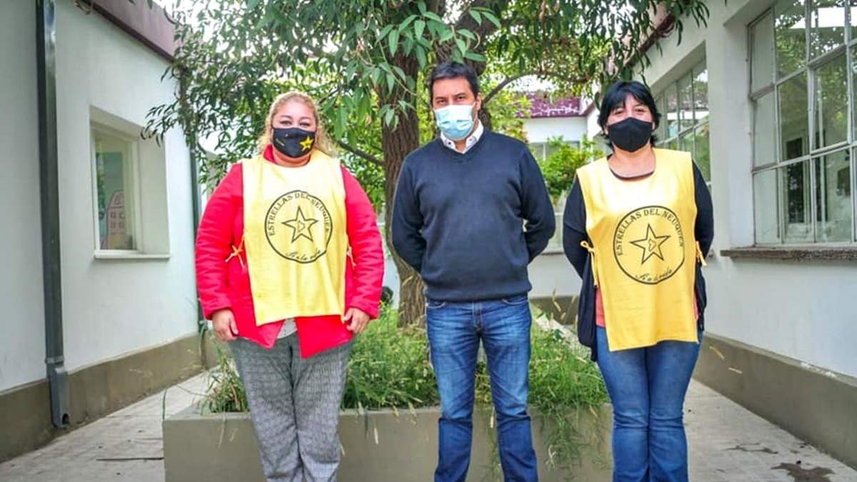 Carlos Koopmann junto a miembros de las Estrellas de Neuquén. Fuente: (Twitter)