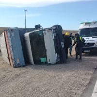 Zapala: volcó un camión producto del fuerte viento en la zona