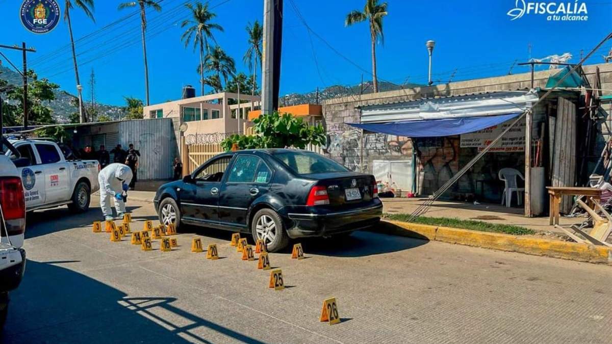 Automóvil donde iban los policías atacados
