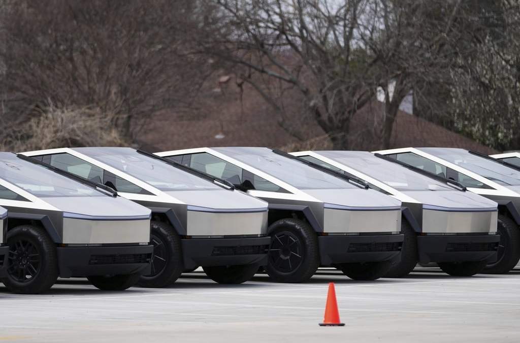 Cybertrucks estacionadas en una concesionaria de Plano Texas, marzo 2025