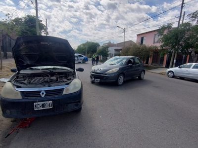 Manejaba alcoholizado y chocó contra un auto estacionado