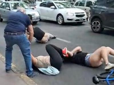 Video: violenta pelea callejera en pleno centro de Mendoza