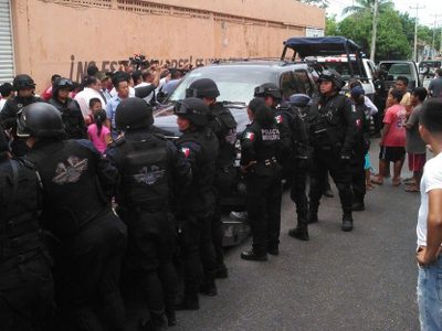 Militantes del PRI y PVEM retienen a senador panista en Cancún por captar compra de votos