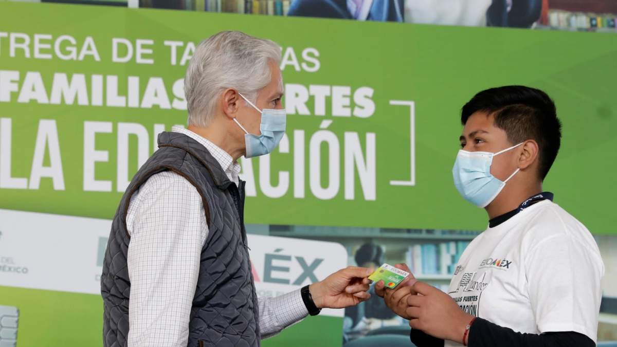 El mandatario entregó apoyos para estudiantes este jueves antes de anunciar que estaba contagiado