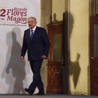AMLO ofrece “contratar de inmediato y con los mejores sueldos” a médicos en zonas marginadas