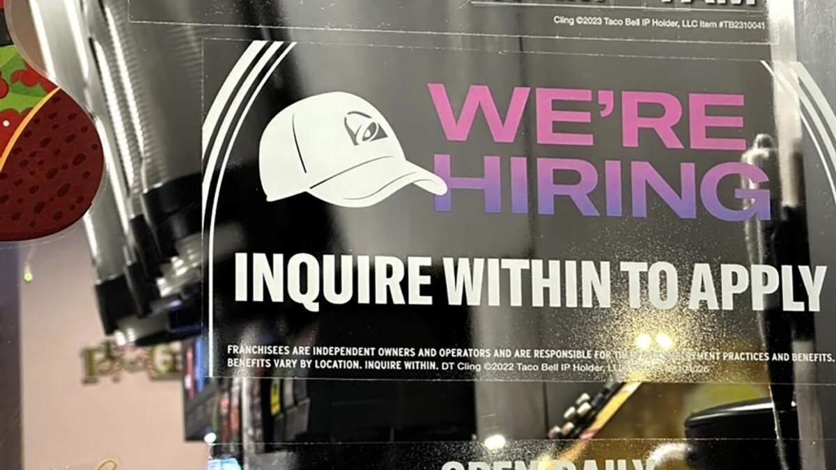 Un letrero de contrataciones en un restaurante de Glenview, Illinois
