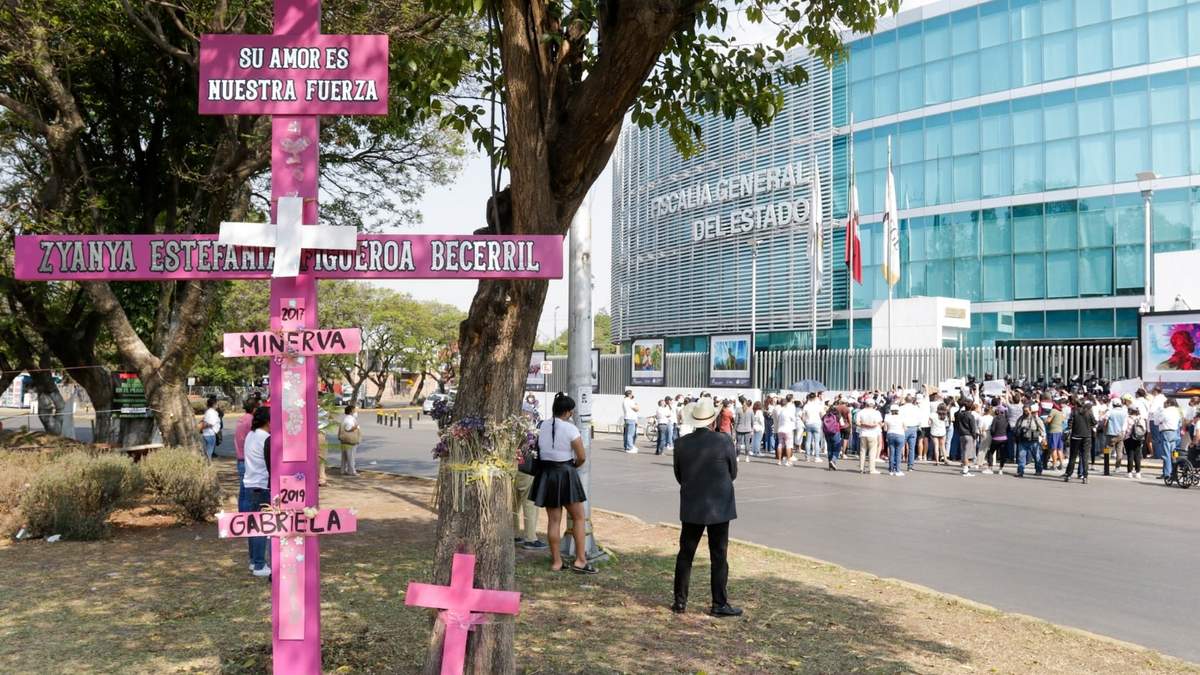 Protesta frente a la fiscalía de Puebla