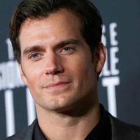 ¡Uff! Henry Cavill y unas fotos de piernas abiertas que te dejarán sin habla ¡Se le marca todo!